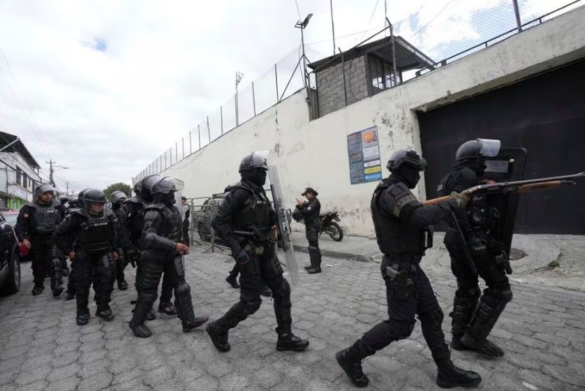 Policiais e soldados se preparam para entrar na prisão El Inca, onde começaram os distúrbios, em Quito, Equador, na segunda-feira, 8 de janeiro de 2024