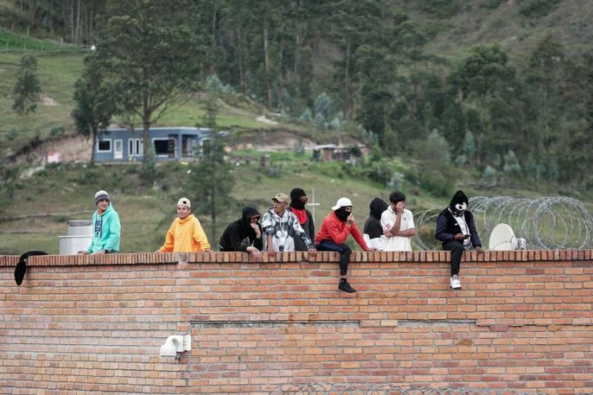 Detentos permanecem no telhado da prisão de Turi, onde agentes penitenciários foram mantidos como reféns, em Cuenca, Equador, em 8 de janeiro de 2024