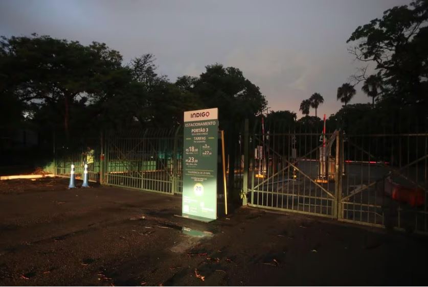 Portões do Ibirapuera foram fechados após quedas de árvores e de estrutura metálica instalada para manutenção da marquise do parque