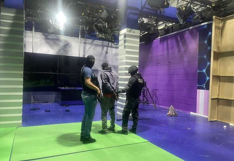 Polícia prende homens que invadiram TV no Equador
