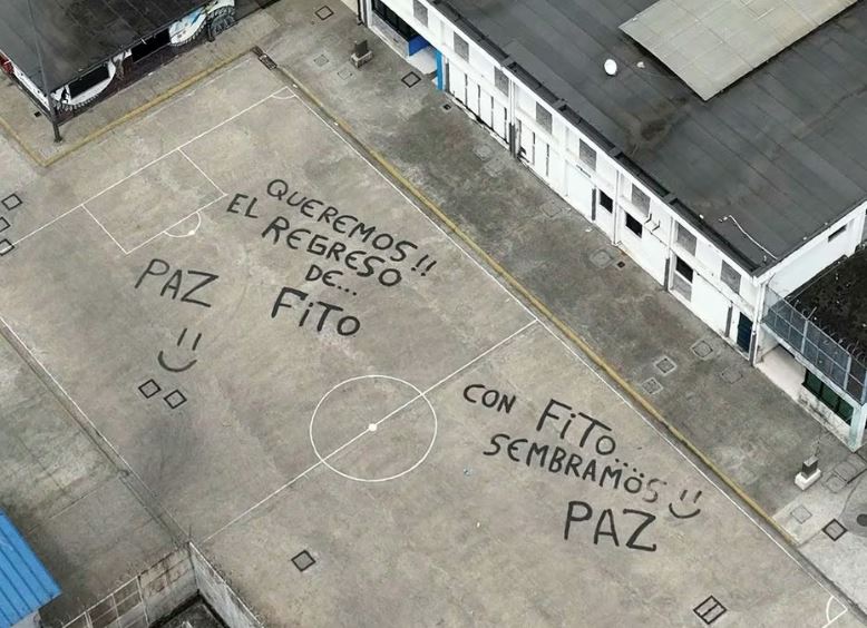 Em complexo da Prisão Regional, onde estava Fito, detentos escreveram com pedras no chão