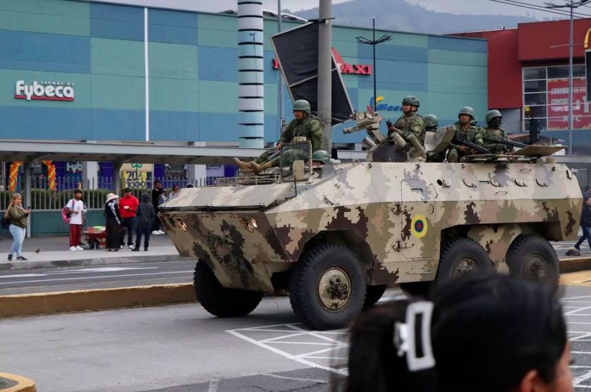 Soldados equatorianos em um tanque patrulham a rua no centro de Quito em 9 de janeiro de 2024