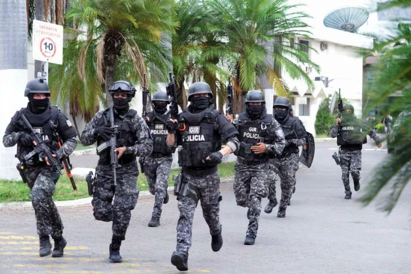 Um esquadrão da polícia equatoriana entra nas instalações do canal de televisão TC do Equador depois que homens armados não identificados invadiram o estúdio de televisão estatal ao vivo, em 9 de janeiro de 2024