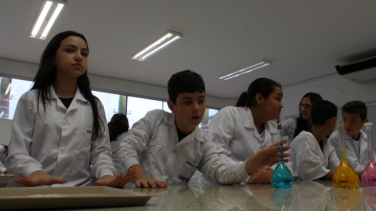 Diversas trilhas de aprendizado: A Escola Sesi oferece trilhas de aprendizado em esportes, idiomas, empreendedorismo, tecnologia e iniciação científica