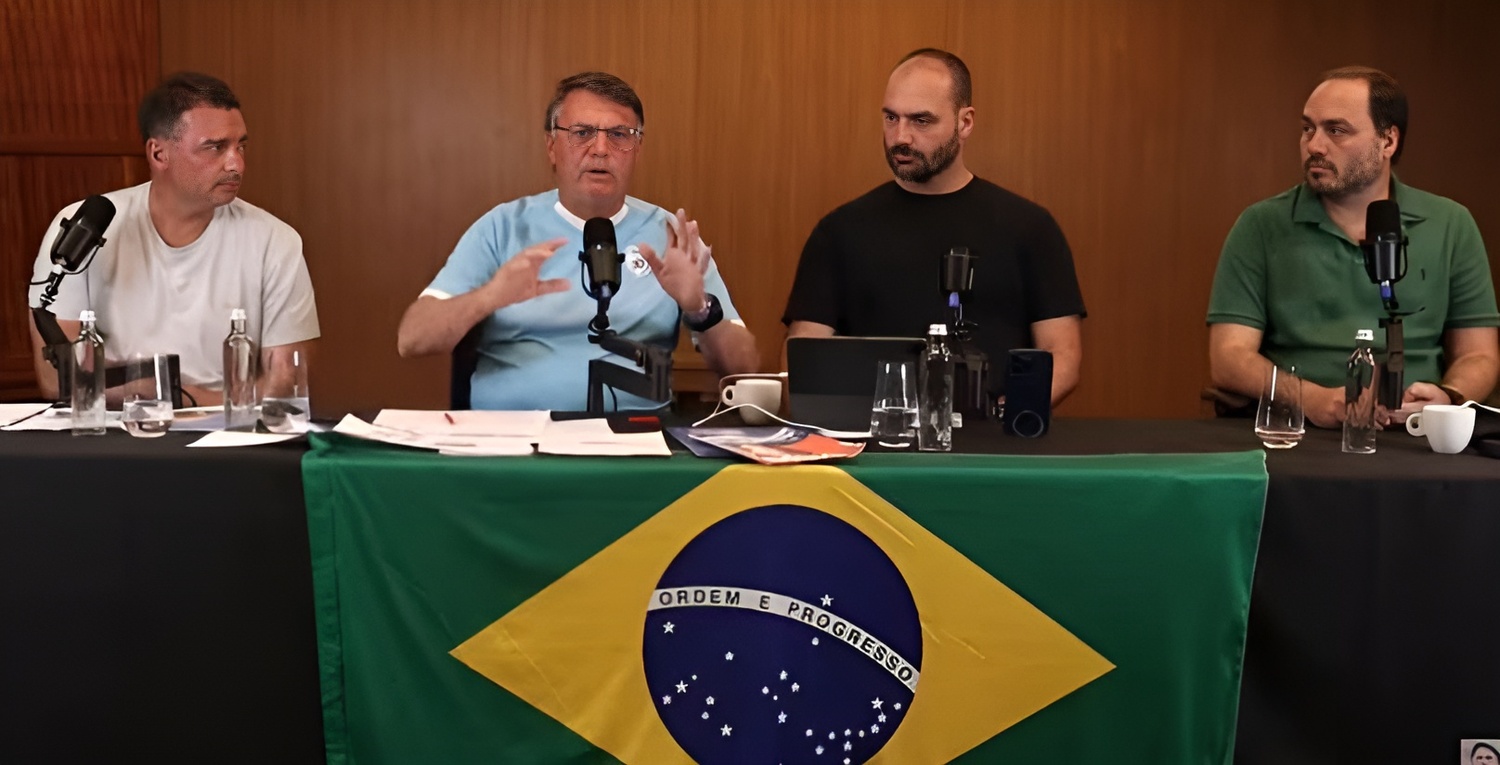Jair Bolsonaro (PL) retorna às transmissões online com os filhos Eduardo e Carlos. Ex-presidente elogiou voto impresso na Venezuela, apesar de reconhecer perseguição a opositores políticos no país 