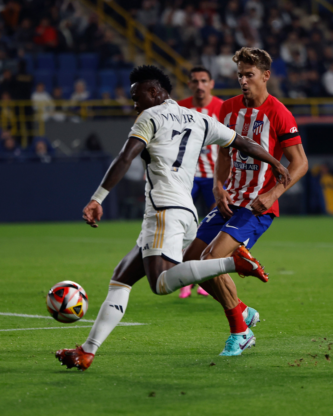 Vini Jr em campo contra o Atleti