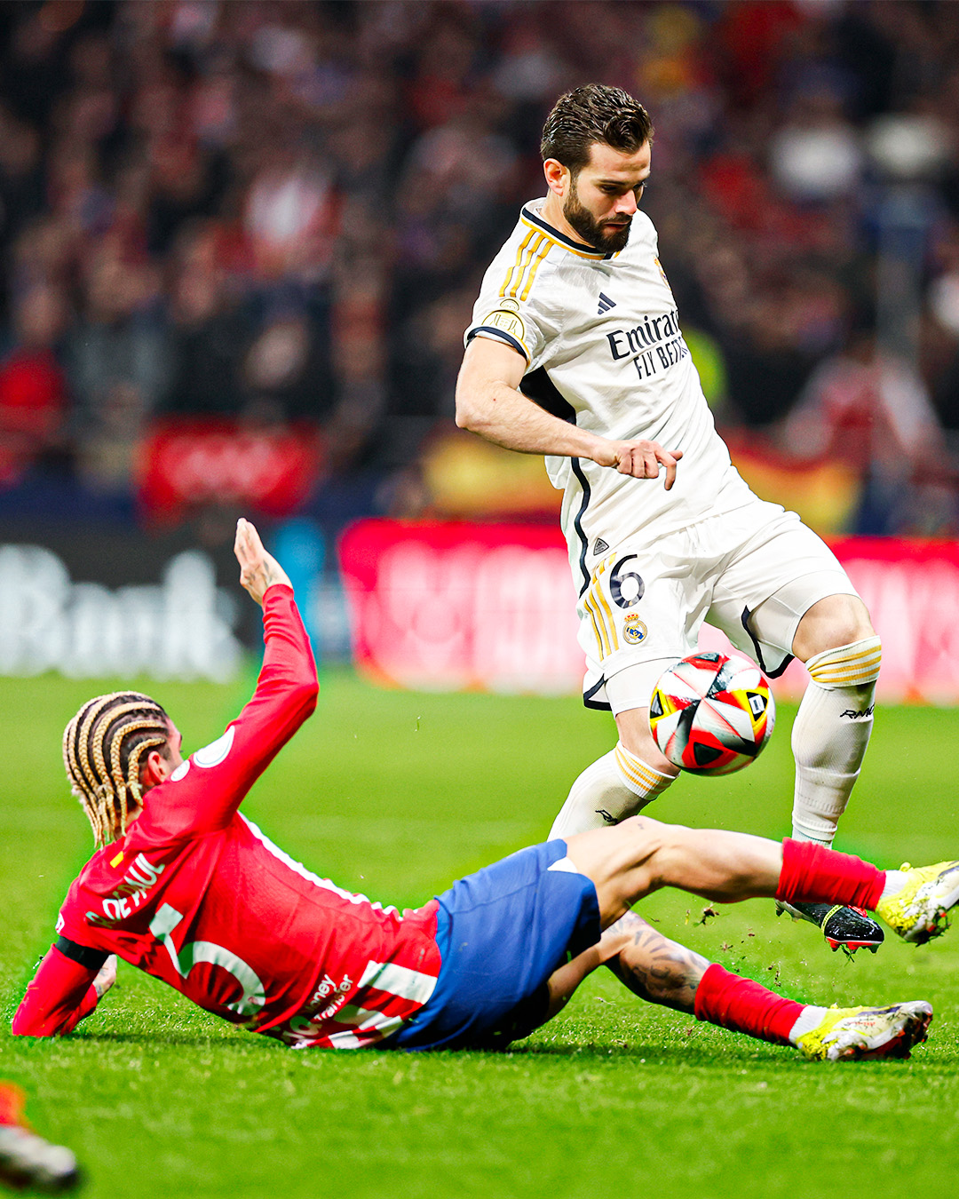 Disputa de bola no clássico de Madri