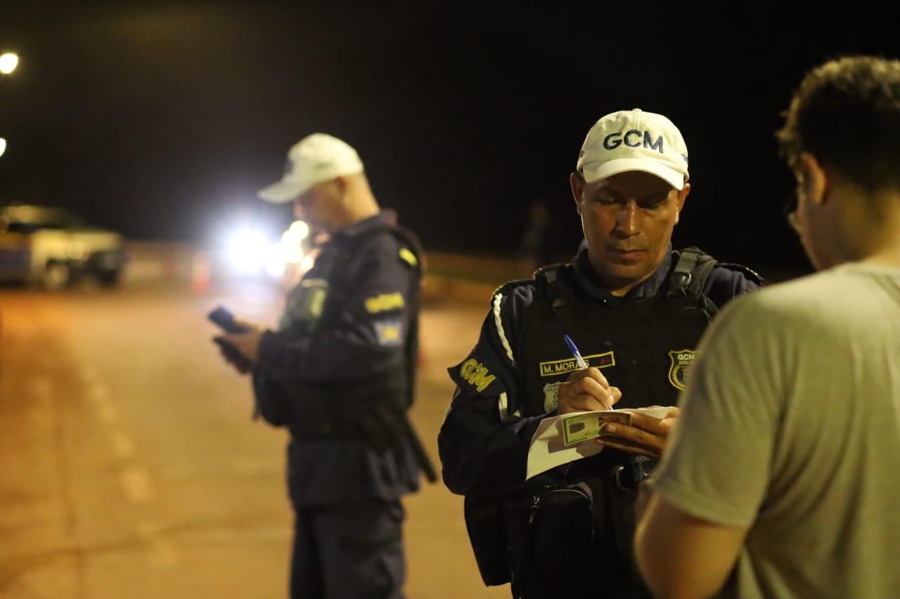 Guarda Civil Metropolitana realizando o trabalho de fiscalização durante a Operação Lei Seca