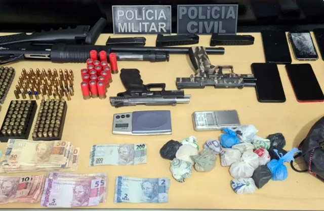 Armas, munições, dinheiro e drogas apreendidos durante a investigação. (Foto: Polícia Civil)