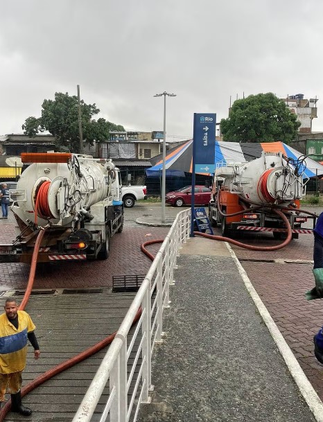 Equipes da prefeitura atendem áreas mais afetadas pelo temporal