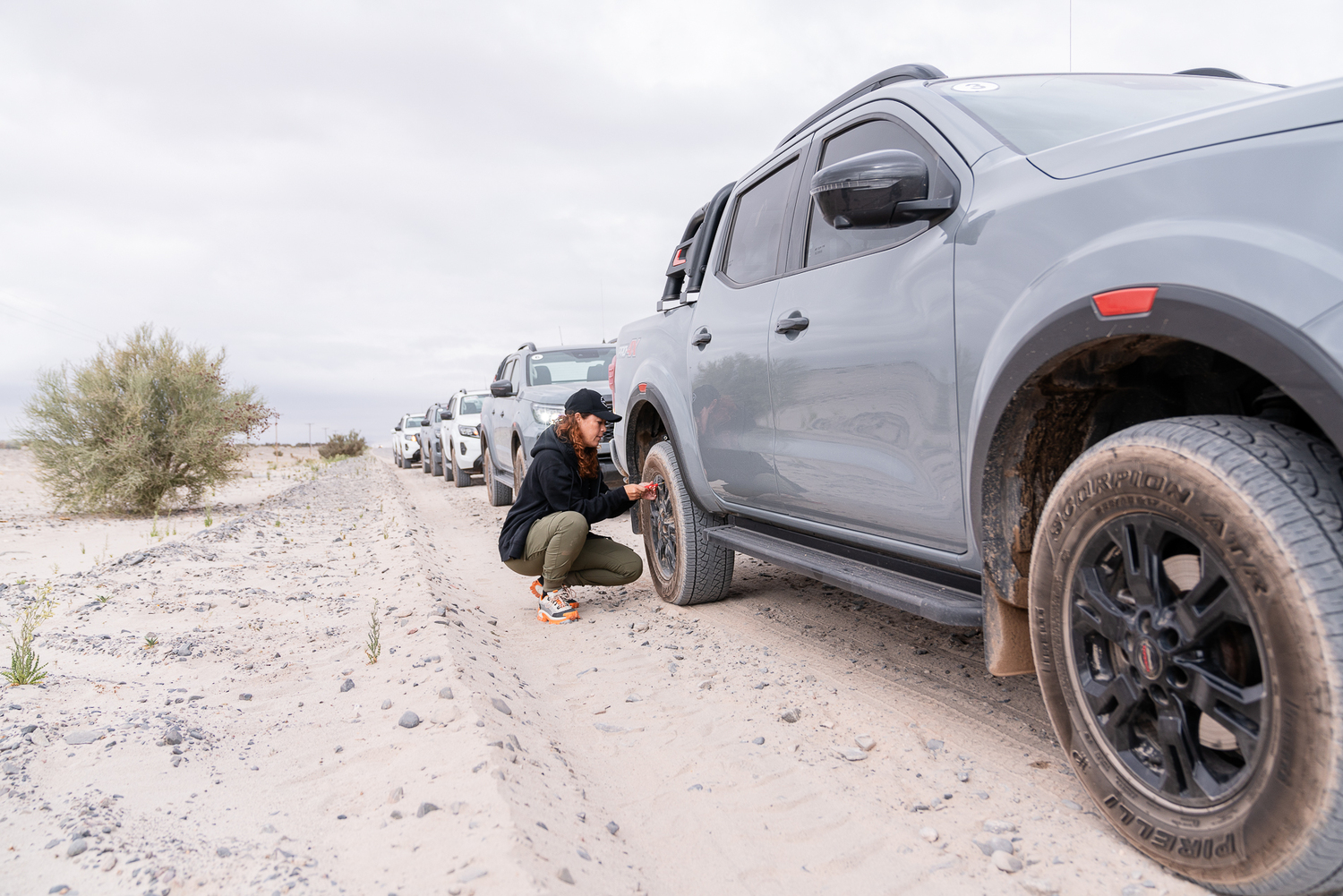 Configuração para condução em areia: Inclui dicas para diminuição da pressão dos pneus, posição de dirigir adequada e uso da tração 4x4 reduzida.
