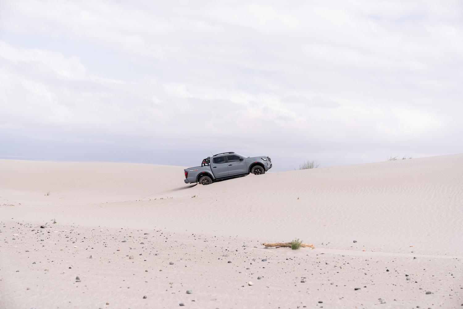 Aprimoramentos para Off-road: A Nissan Frontier possui melhores ângulos de entrada e saída, aprimorando sua capacidade off-road e minimizando danos ao chassi.