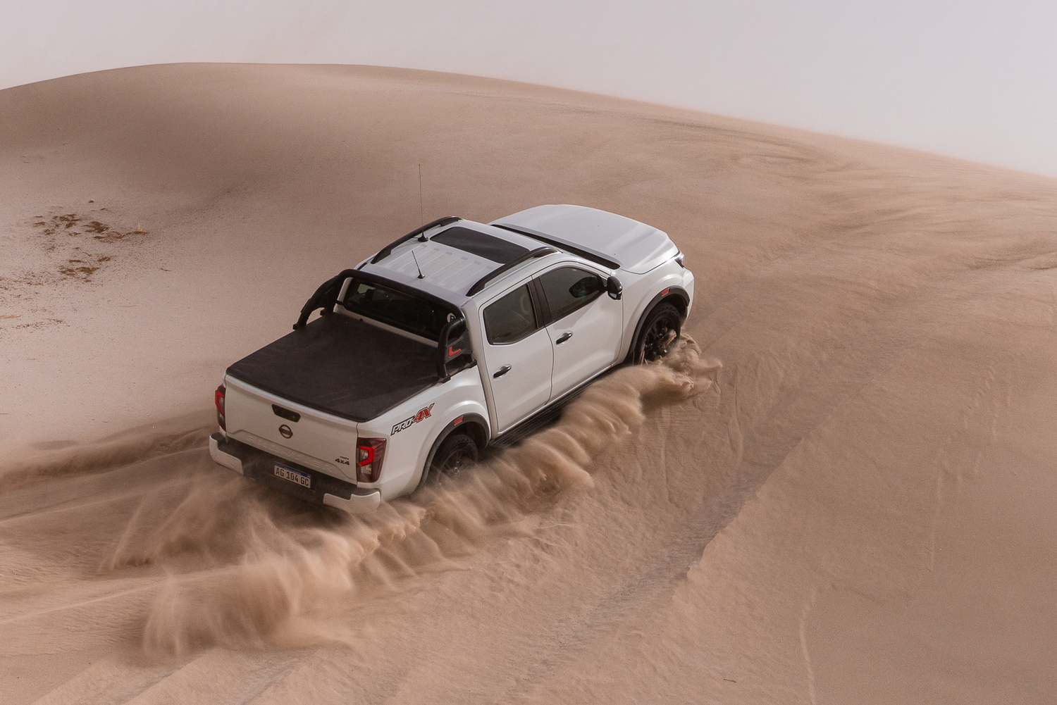 Sistema Shift-on-the-fly: Permite mudança de 2WD para 4H em movimento, até 70 km/h, para maior adaptabilidade em diferentes terrenos.