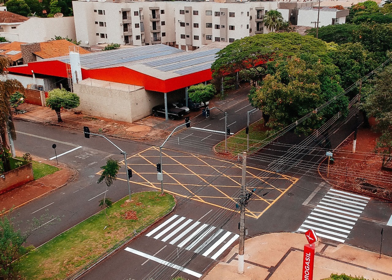 Cruzamentos receberam semáforos em Dourados
