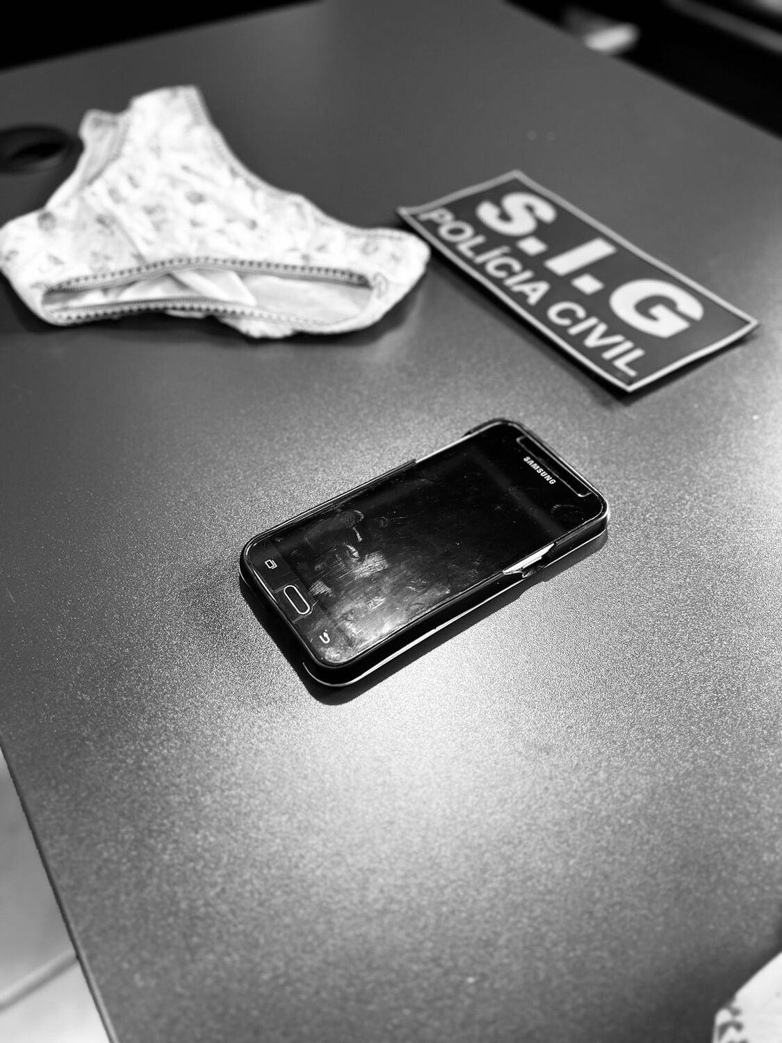 Entre os objetos encontrados na residência do acusado, estava uma roupa íntima infantil