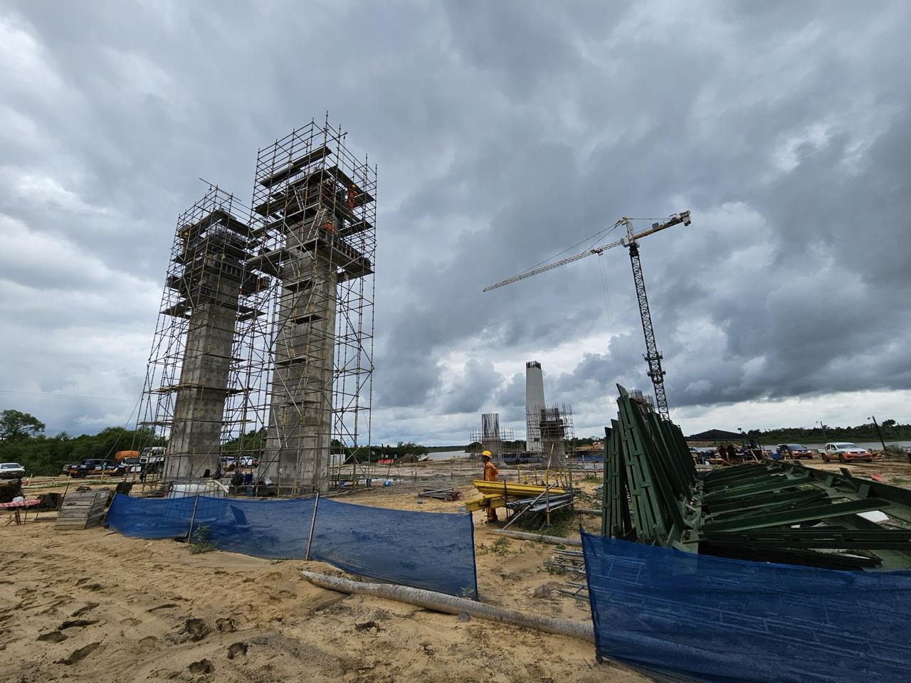 Maquinário pesado opera com eficiência no canteiro de obras da ponte