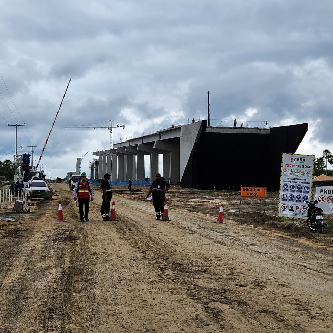 Construção da estrutura da Ponte da Bioceânica as margens do Rio Paraguai
