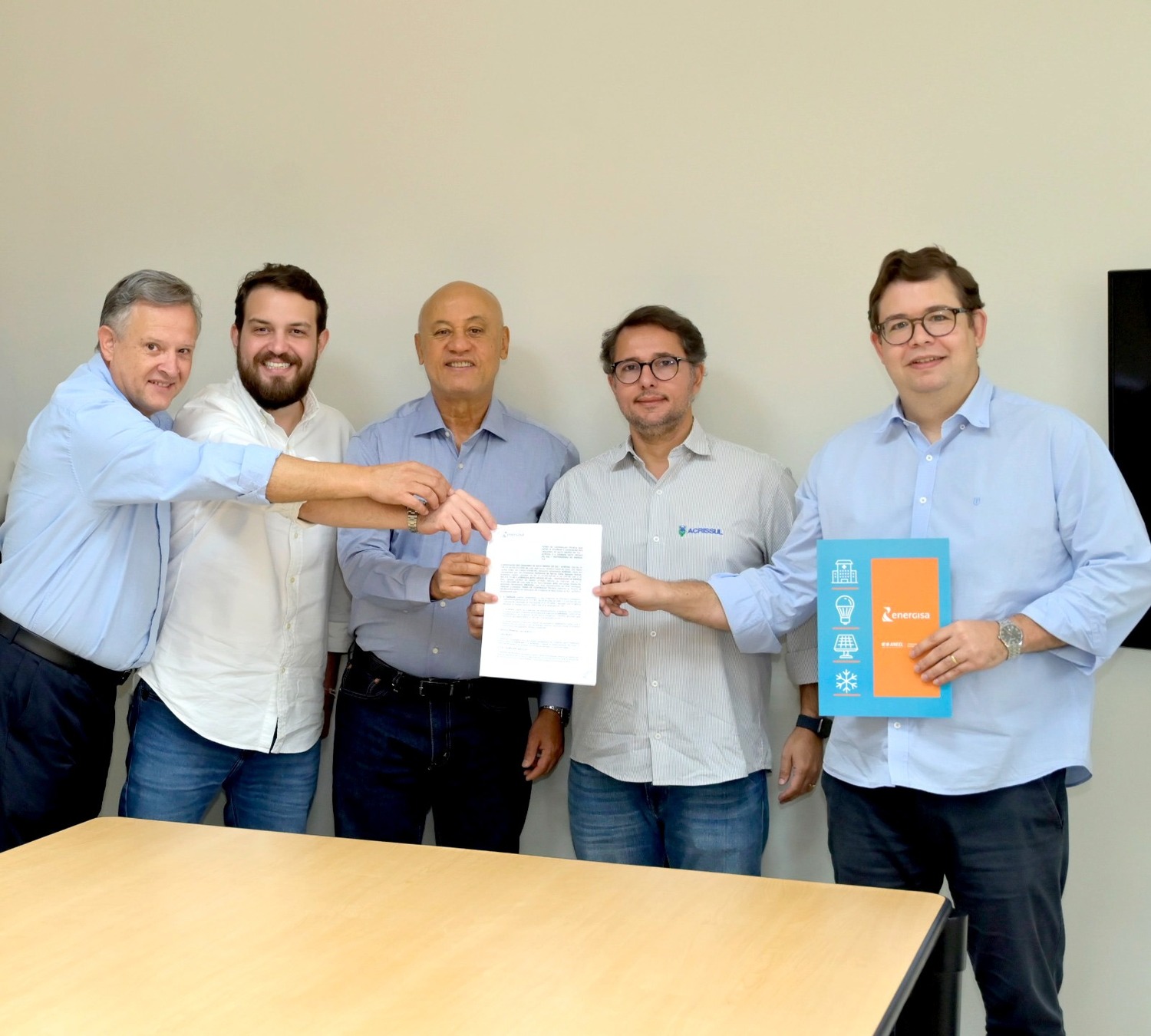 Da direita para esquerda: Diretor-presidente da Energisa MS, Marcelo Vinhaes, presidente da Acrissul, GUilherme Bumlai, Diretor-presidente da AGEMS, Carlos Alberto de Assis, vereador Claudinho Serra e diretor de Energia da AGEMS, Matias Gonsales.