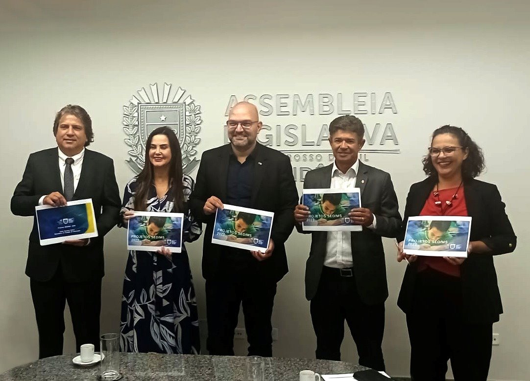 Secretário entregou relatório aos integrantes da Comissão de Educação