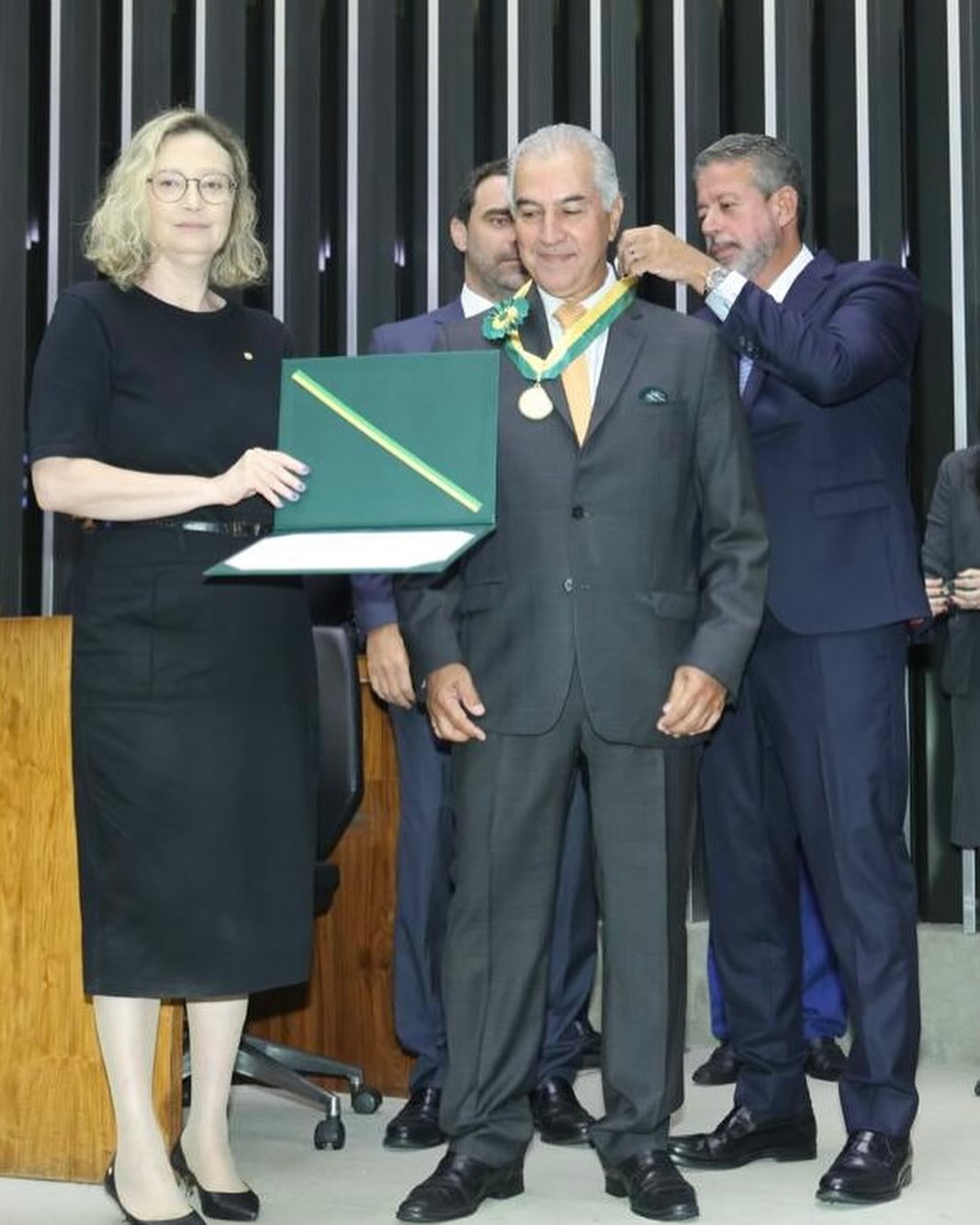 Azambuja recebe a medalha das mãos do presidente da Câmara dos Deputados, Arthur Lira