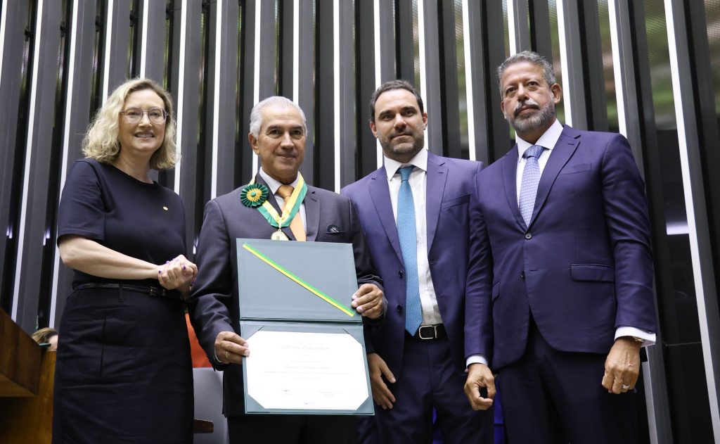 Ex-governador Reinaldo Azambuja recebe medalha mérito legislativo (Foto: Bruno Spada/Câmara dos Deputados)
