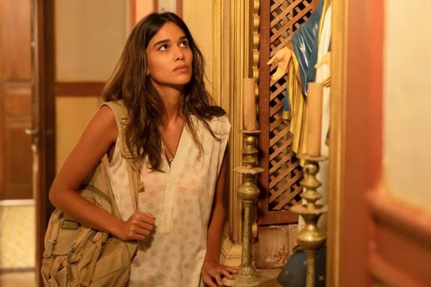 Mariana (Theresa Fonseca) chega à fazenda levada por João Pedro (Juan Paiva)