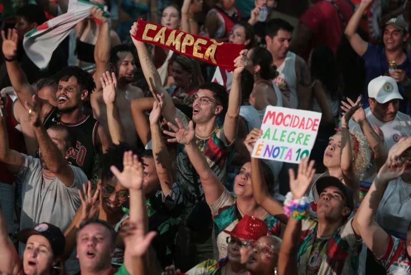 Celebração do título na quadra da Mocidade Alegre, na zona norte de São Paulo