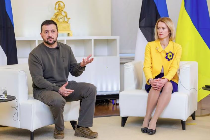 A primeira-ministra da Estônia, Kaja Kallas, participa de uma reunião com o presidente da Ucrânia, Volodmir Zelenski, em Tallinn, Estônia