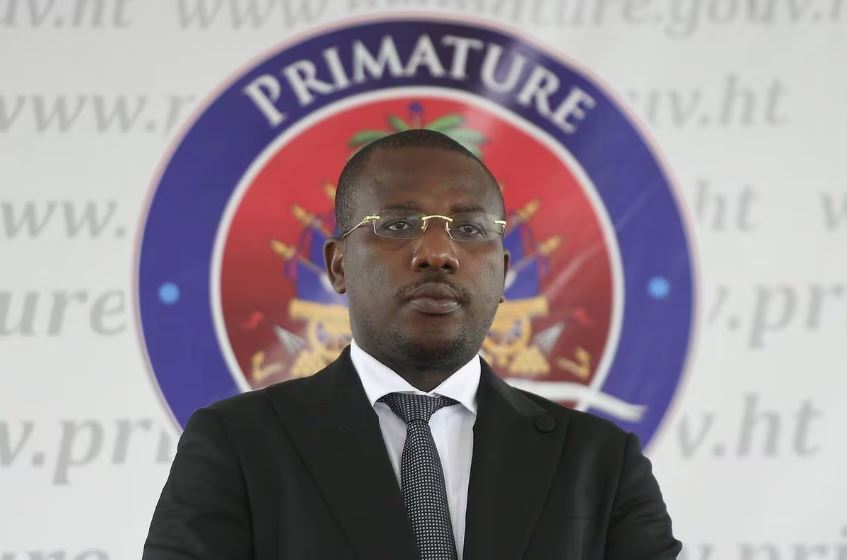O primeiro-ministro interino Claude Joseph se levanta antes de fazer seu discurso durante a nomeação de Ariel Henry como novo primeiro-ministro em Porto Príncipe, Haiti, na terça-feira, 20 de julho de 2021, semanas após o assassinato do presidente Jovenel