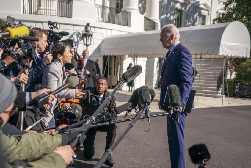 Presidente dos EUA, Joe Biden, fala com a imprensa ao chegar à Casa Branca, Washington