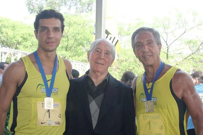 Abílio Diniz (D) com seu pai, Valentim, e seu filho João Paulo, na Maratona de Revezamento Pão de Açúcar, em 2003
