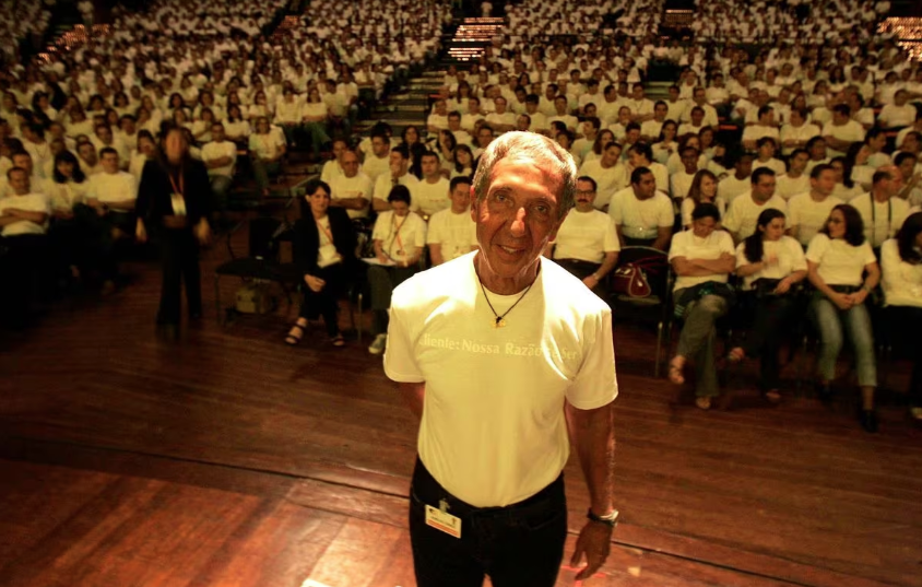 Abilio participa de um encontro com empregados do Pão de Açúcar, em 2004