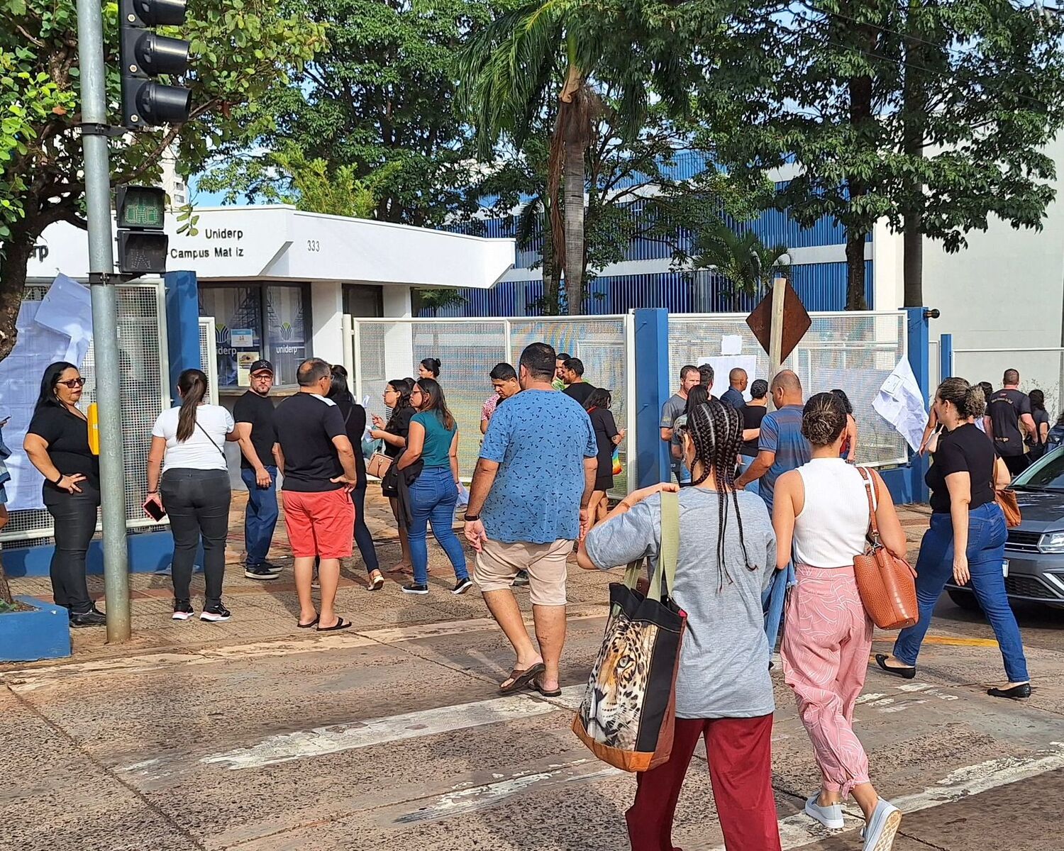 Candidatos chegam ao local indicado para a realização da prova objetiva e redação na manhã deste domingo (4)