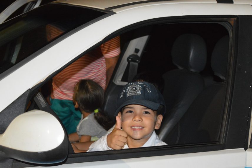 Diego Gabriel também conheceu a viatura da PM na sua festa de aniversário