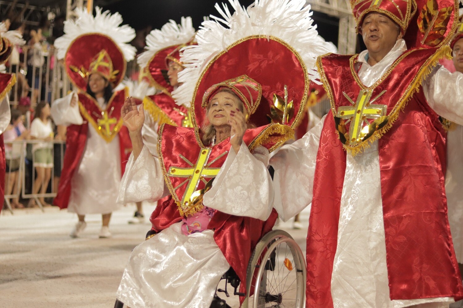 Praça do Papa recebeu o primeiro dia de desfiles das Escolas de Samba