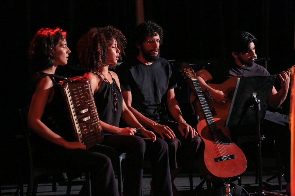 Junto ao elenco de Dom Casmurro, banda apresenta músicas autorais (Foto: Divulgação)
