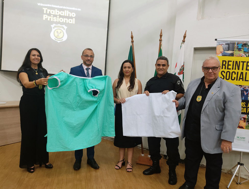 Paramentos cirúrgicos confeccionados no presídio foram entregues à representante da Prefeitura
