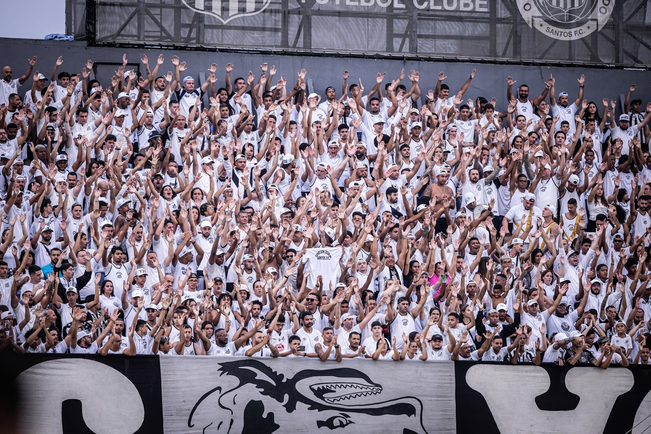 A torcida santista esteve presente na Vila para apoiar o Peixe