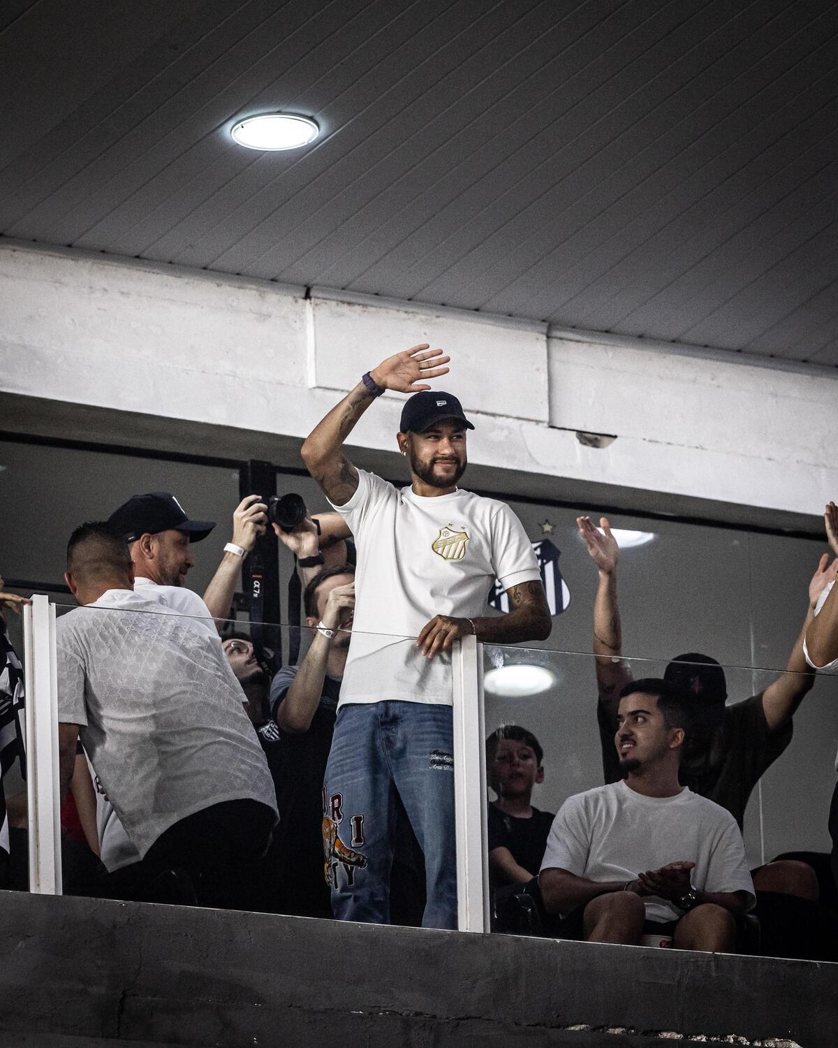 Neymar acena para torcedores do Santos na Vila Belmiro