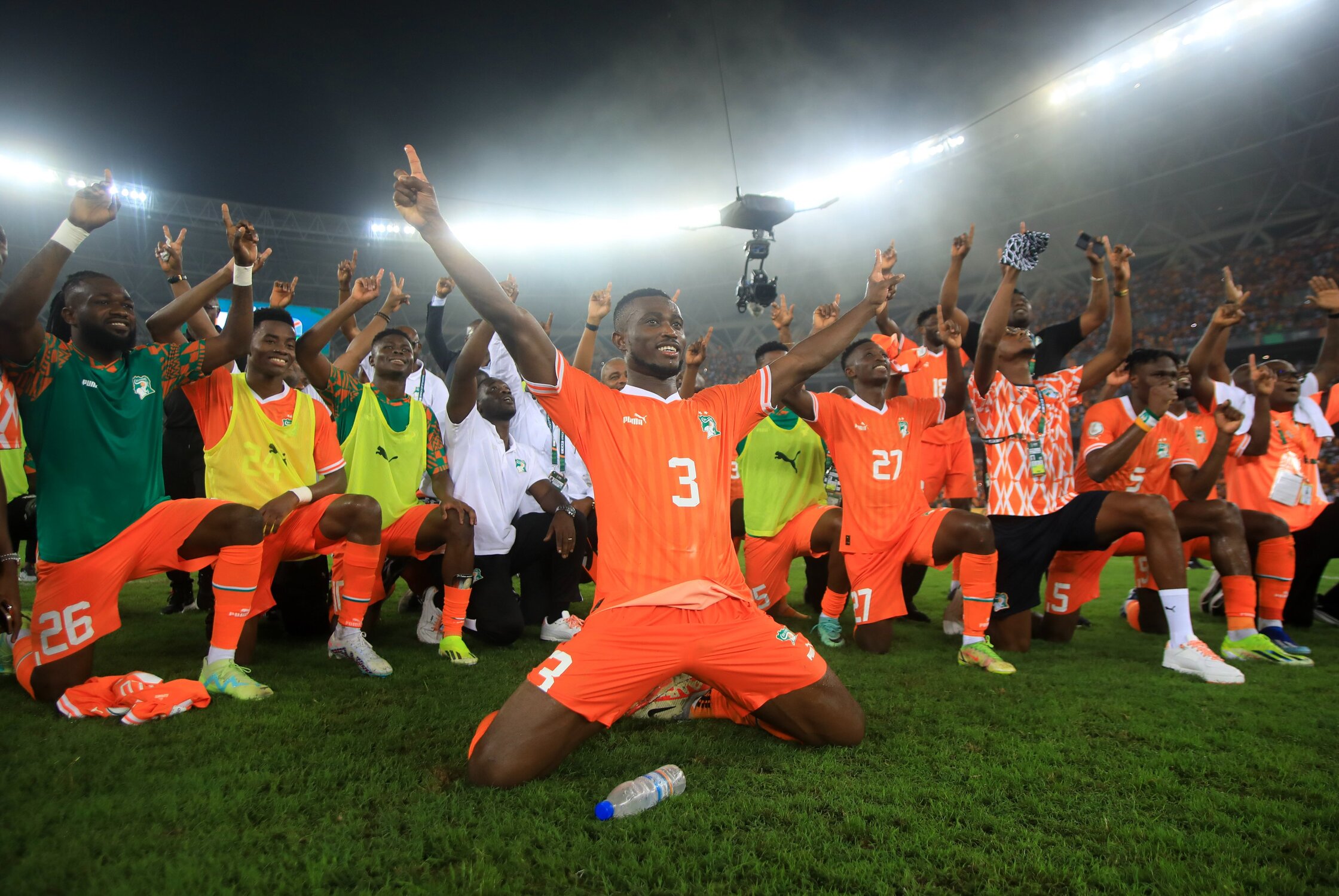 Seleção da Costa do Marfim comemora classificação à final