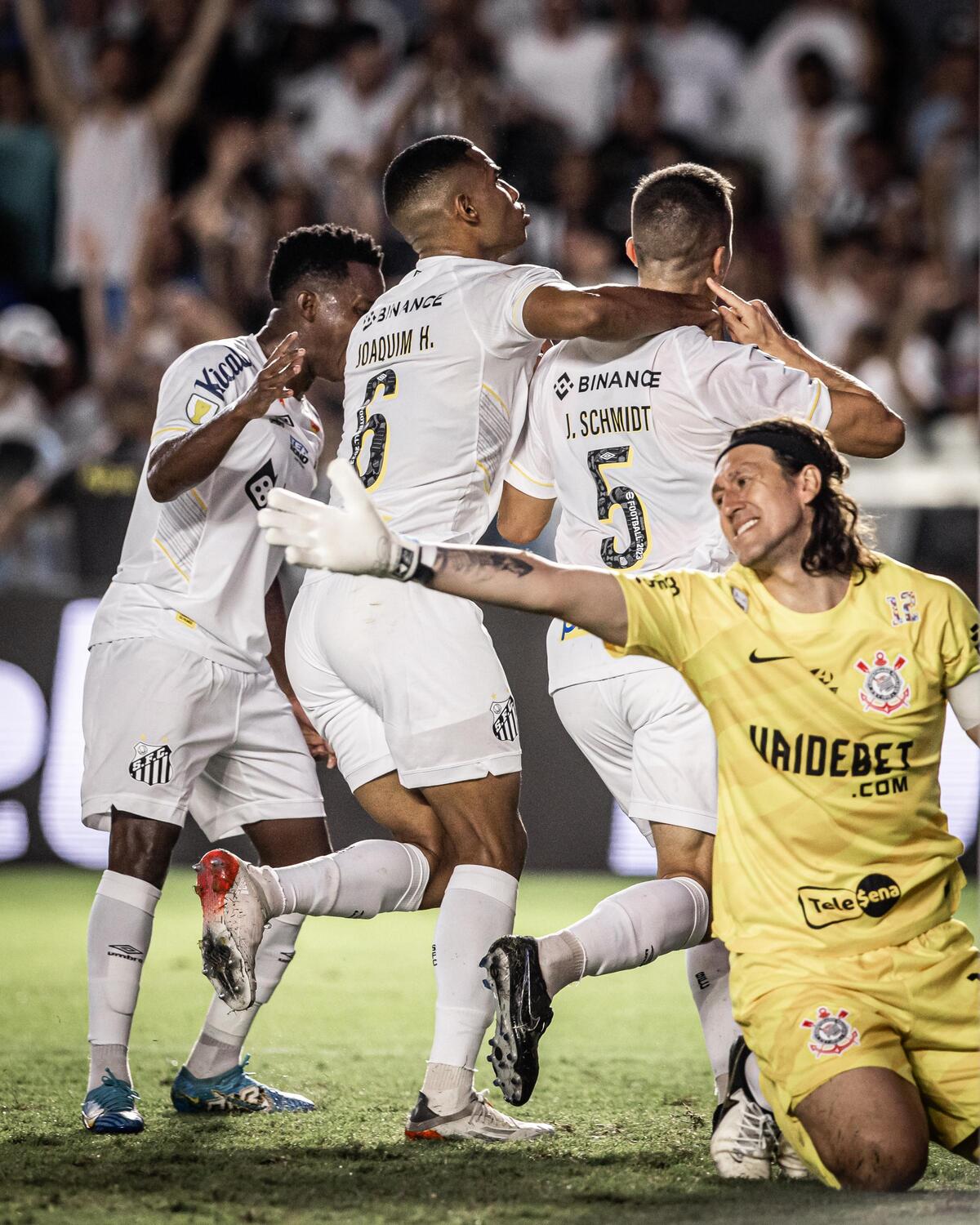 Santos derrota o Corinthians e sustenta liderança do Paulistão