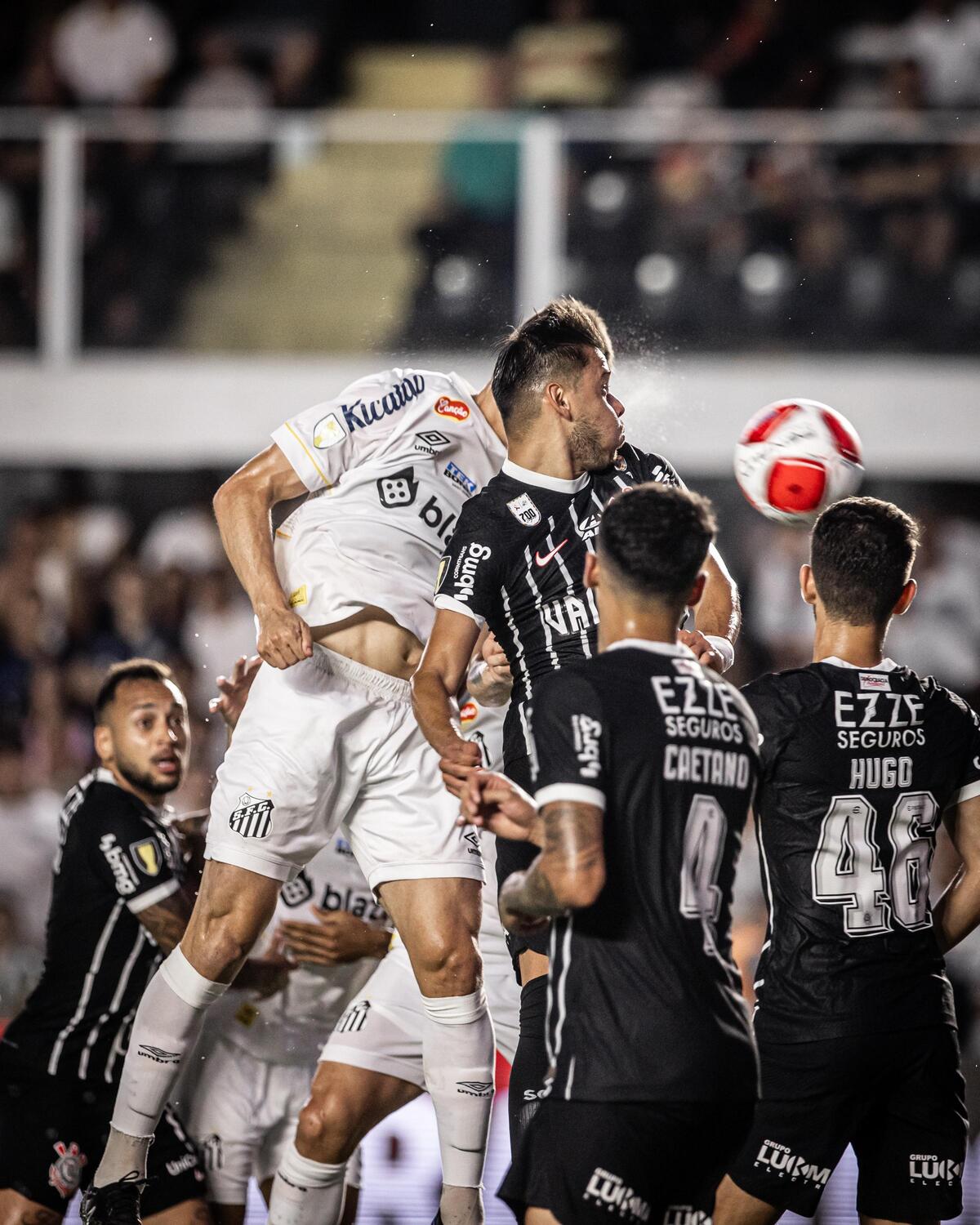 João Schmidt inaugura o marcador para o Santos no clássico alvinegro