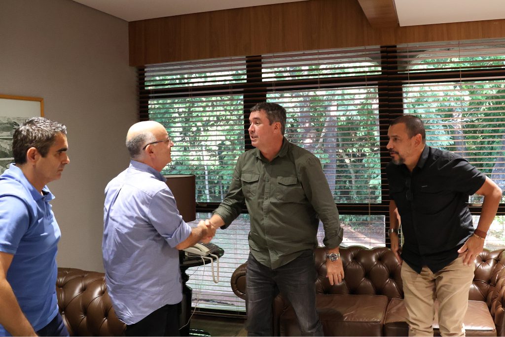 Governador ao lado do presidente da CBV, Radamés Lattari (Foto: Álvaro Rezende)