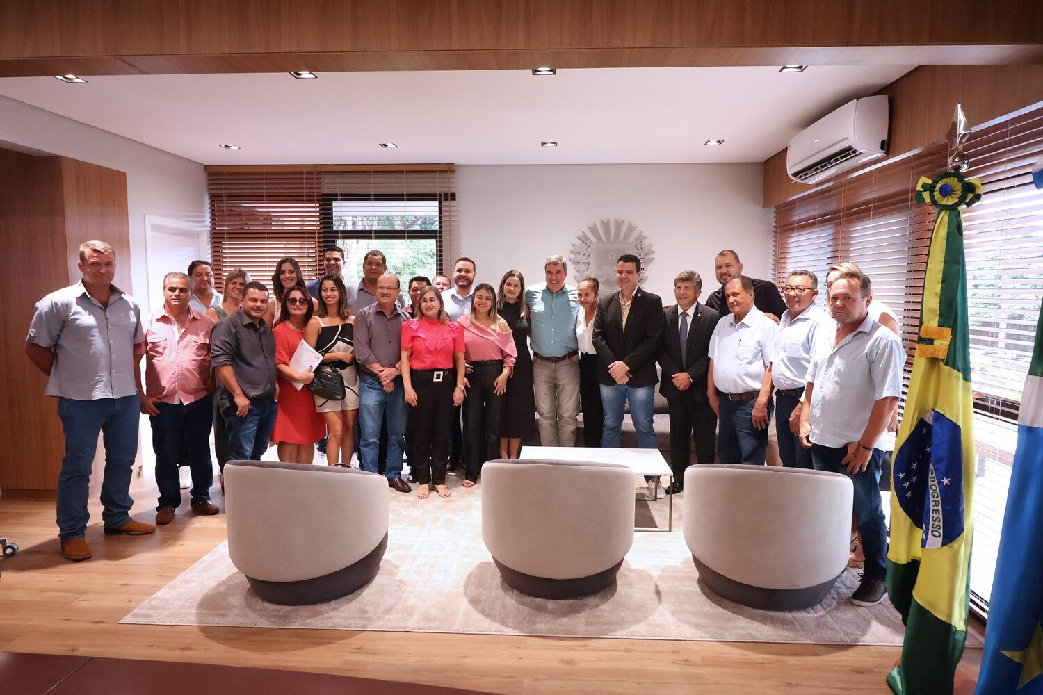 Governador recebeu a comitiva de Douradina na sala de reuniões