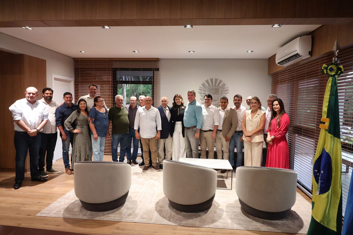 Comitiva do município de Vicentina ao lado de representantes do Governo de MS