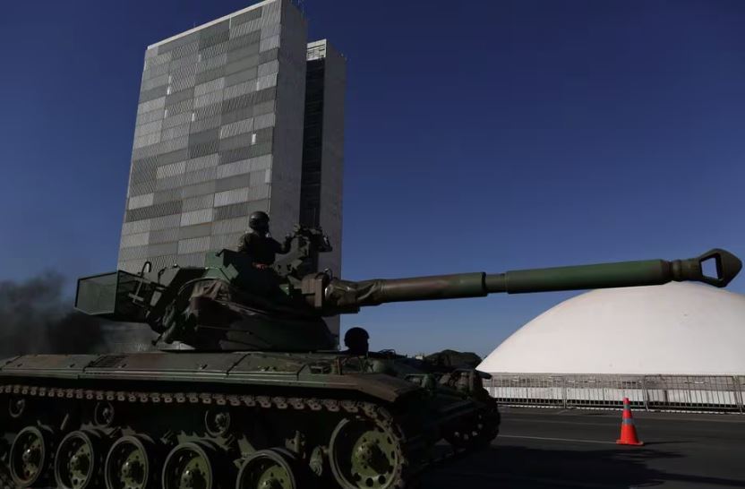 Tanques desfilaram na frente do Congresso no dia em que Câmara rejeitou PEC do voto impresso (Foto: GABRIELA BILÓ/ESTADÃO)