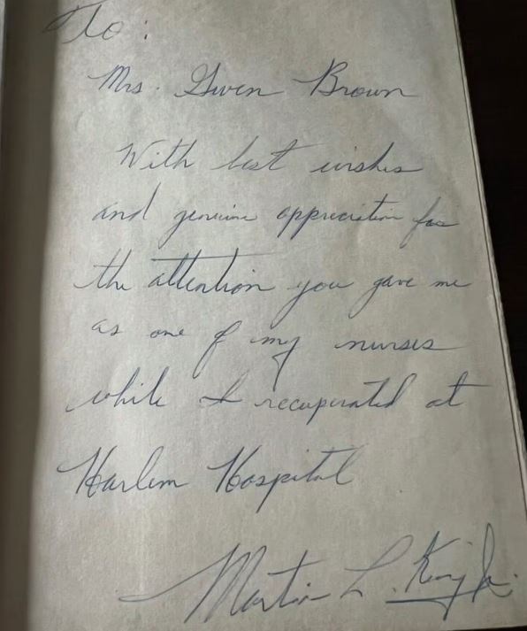 Dedicatória do Livro de Martin Luther King para a enfermeira Gwen Brown Foto: Moments in Time/ Divulgação