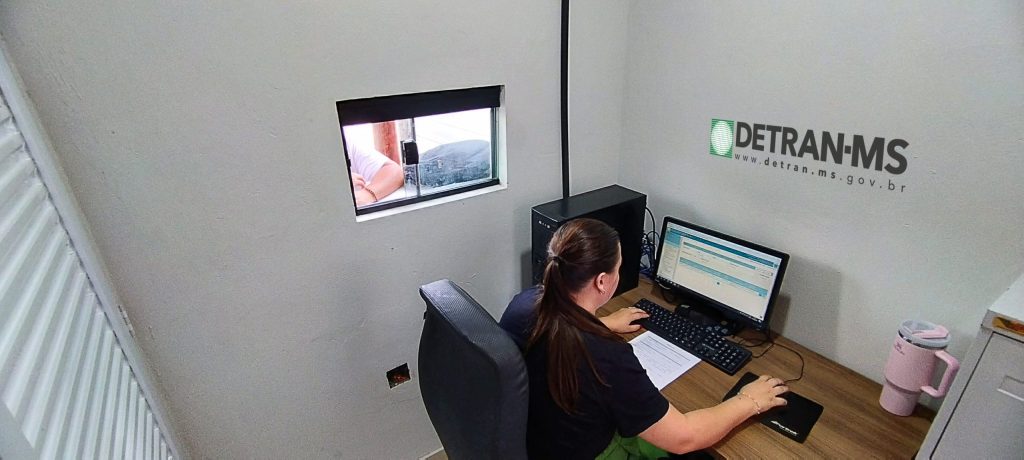 O posto de atendimento do Detran nos pátios é exclusivo para liberação de veículos, e não há necessidade de agendamento.