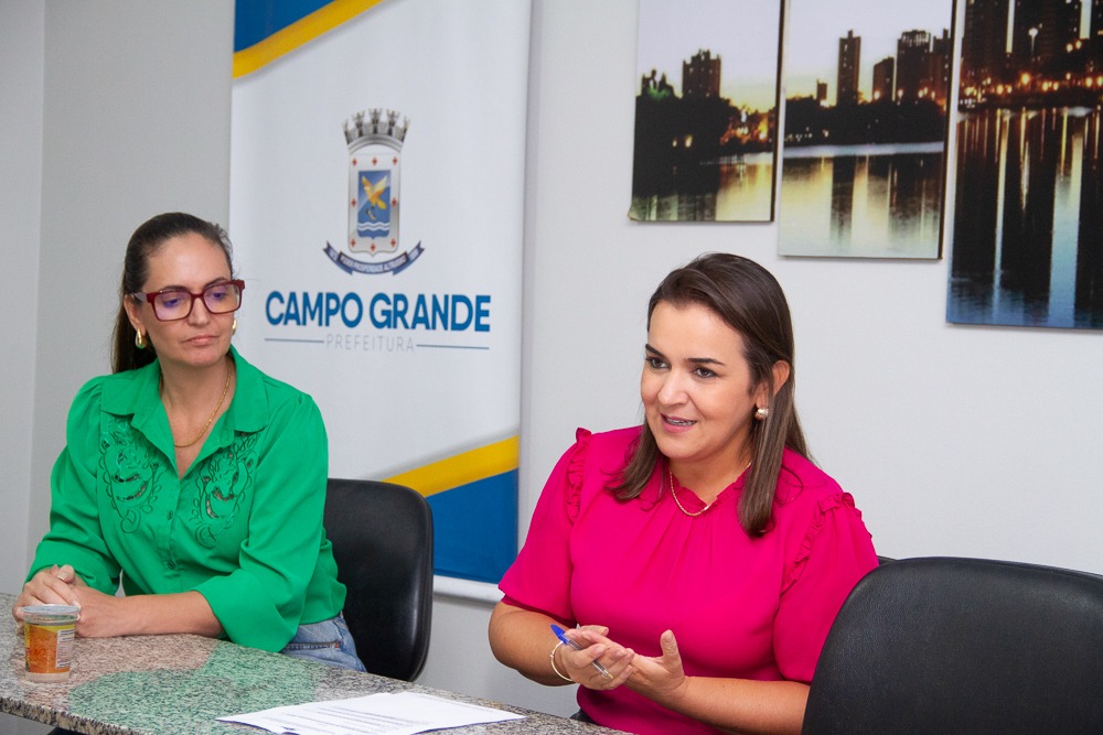 Prefeita Adriane Lopes ao lado de Debora Maria de Souza Paulino, representante da Defensoria Pública