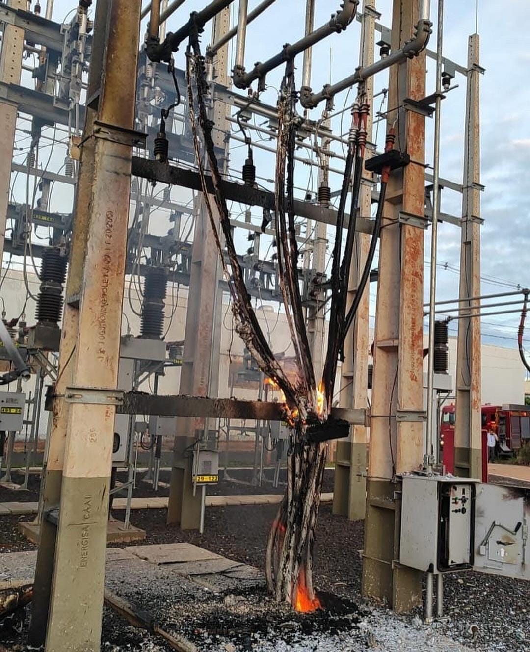 Fios queimados após o incêndio ser controlado 